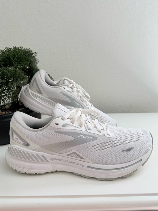 Brooks Shoes - Brooks Adrenaline GTS 23 Women size 9 White and Light Gray Running Shoes